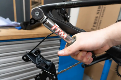 UDH 通用尾勾的诞生与它如何成为行业标准